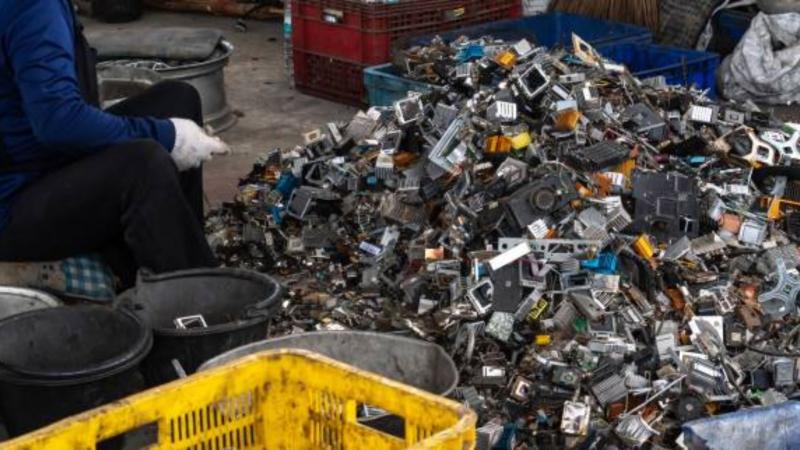 Descubra como o centro de descarte de eletrônicos transforma lixo em valor